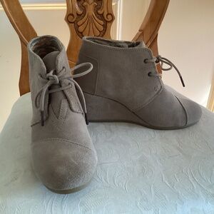 TOMS Suede wedgie ankle boots size 9w round toes